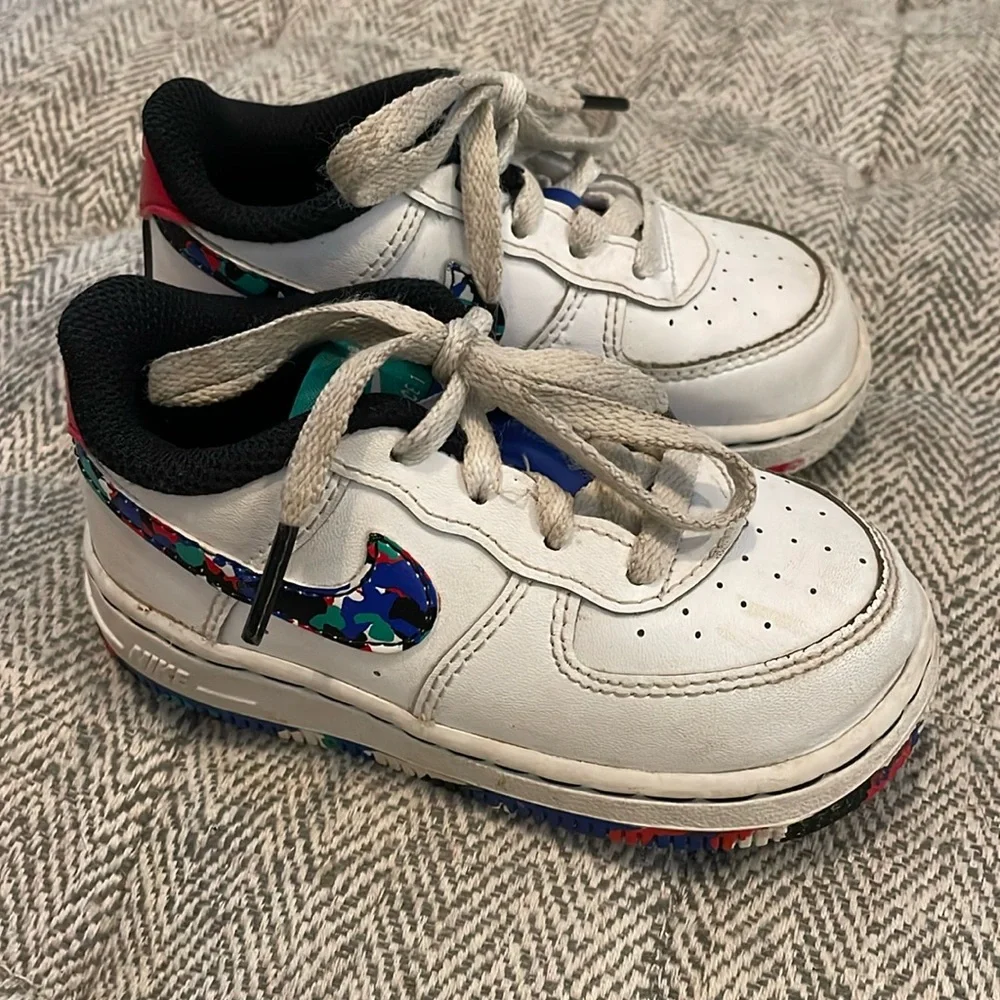 Nike “melted crayon” Force 1 size 7